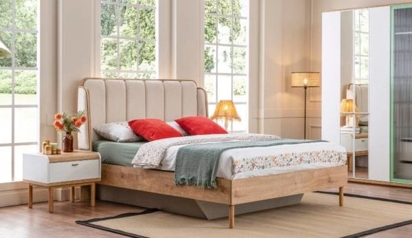 B. Linda Yatak Odası